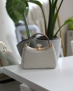 Kadın Gold Simli Taşlı Tutma Kulplu Üçgen Taş Klips Abiye El Çantası