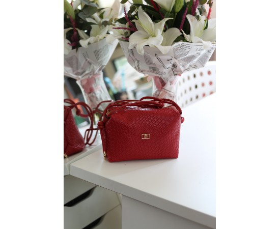 Kadın Kırmızı Baklava Desenli İnce Düğüm Askılı Omuz Çantası