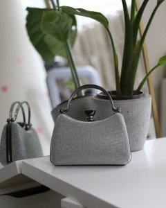  Kadın Platin Simli Taşlı Tutma Kulplu Üçgen Taş Klips Abiye El Çantası