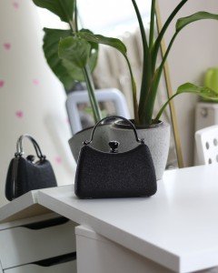 Kadın Siyah Simli Taşlı Tutma Kulplu Üçgen Taş Klips Abiye El Çantası