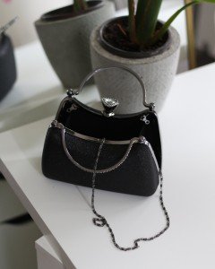 Kadın Siyah Simli Taşlı Tutma Kulplu Üçgen Taş Klips Abiye El Çantası