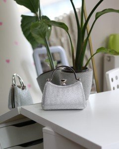 Kadın Silver Simli Taşlı Tutma Kulplu Üçgen Taş Klips Abiye El Çantası