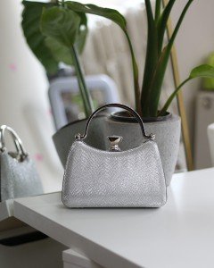 Kadın Silver Simli Taşlı Tutma Kulplu Üçgen Taş Klips Abiye El Çantası Kadın Silver Simli Taşlı Tutma Kulplu Üçgen Taş Klips Abiye El Çantası