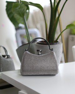 Kadın Platin Desenli Taşlı Tutma Kulplu Üçgen Taş Klips Abiye El Çantası