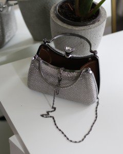 Kadın Platin Desenli Taşlı Tutma Kulplu Üçgen Taş Klips Abiye El Çantası