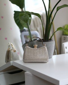 Kadın Gold Desenli Taşlı Tutma Kulplu Üçgen Taş Klips Abiye El Çantası