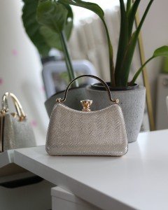 Kadın Gold Desenli Taşlı Tutma Kulplu Üçgen Taş Klips Abiye El Çantası