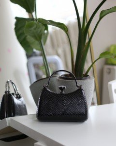 Kadın Siyah Desenli Taşlı Tutma Kulplu Üçgen Taş Klips Abiye El Çantası