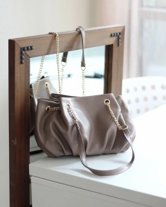  Kadın Koyu Bej Bohça Yumuşak Zincir Detaylı Omuz Çantası