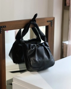  Kadın Siyah Fiyonk Askılı Omuz Çantası