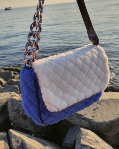 Mavi Beyaz Peluş Zincir Detay Omuz Çantası