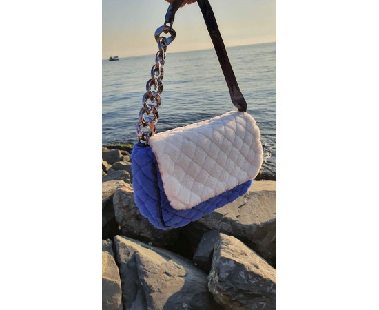 Mavi Beyaz Peluş Zincir Detay Omuz Çantası Mavi Beyaz Peluş Zincir Detay Omuz Çantası