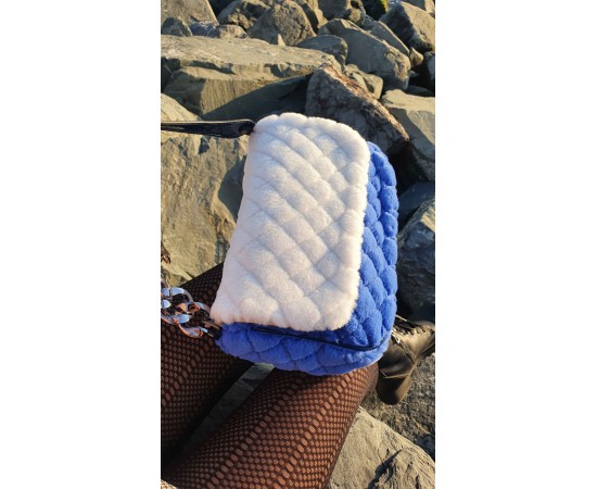 Mavi Beyaz Peluş Zincir Detay Omuz Çantası Mavi Beyaz Peluş Zincir Detay Omuz Çantası