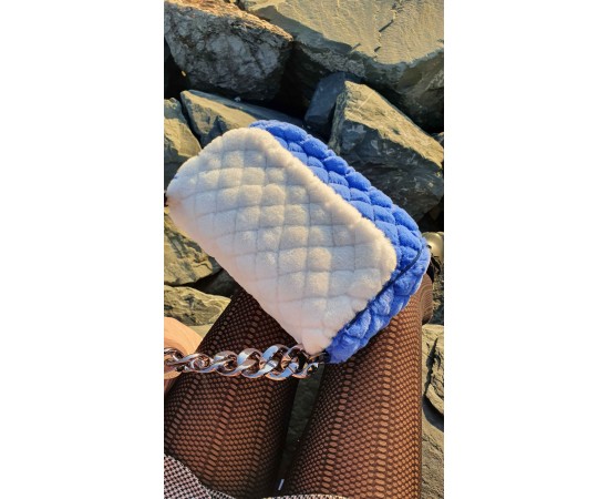 Mavi Beyaz Peluş Zincir Detay Omuz Çantası Mavi Beyaz Peluş Zincir Detay Omuz Çantası