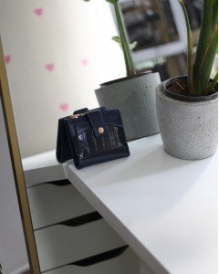  Kadın Koyu Mavi Kroko Desenli Kartlık Detaylı Kare Cüzdan