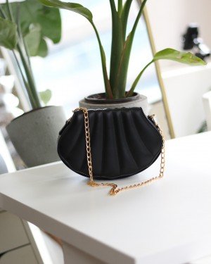 Kadın Siyah İstiridye Kalıp Zincirli El Omuz Çantası Kadın Siyah İstiridye Kalıp Zincirli El Omuz Çantası