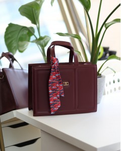 Kadın Bordo Yumuşak Deri Büyük Boy Fular Detaylı Omuz Çantası