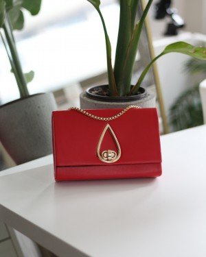 Kadın Kırmızı Damla Aksesuarlı Omuz Çantası Kadın Kırmızı Damla Aksesuarlı Omuz Çantası