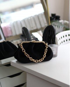 Kadın Siyah Kırçıllı Peluş Bohça Formlu Zincir Detaylı Çanta