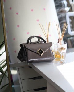 Kadın Platin Parlak Dokulu Siyah Kare Gold Aksesuar Detaylı Abiye Çanta