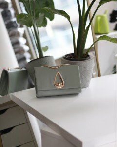  Kadın Mint Yeşili Damla Aksesuarlı Omuz Çantası