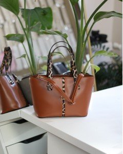 Kadın Taba Leopar Şerit Desenli Askılı El Omuz Çantası Kadın Taba Leopar Şerit Desenli Askılı El Omuz Çantası