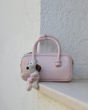 Kadın PudraAyıcık Maskotlu Tutma Saplı El & Omuz Çantası Kadın PudraAyıcık Maskotlu Tutma Saplı El & Omuz Çantası