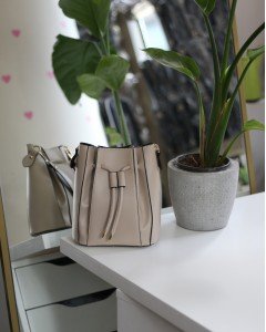 Kadın Krem Ağzı Büzgü Detaylı Askılı El Omuz Çantası