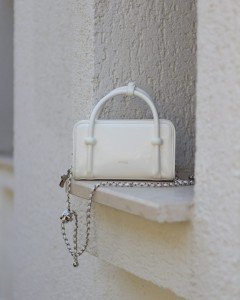 Kadın Beyaz Eskitme Dokulu Maskot Detaylı El ve Omuz Çantası