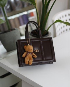 Kadın Acı Kahve Çizgi Detaylı Ayıcık Maskotlu El Omuz Çantası