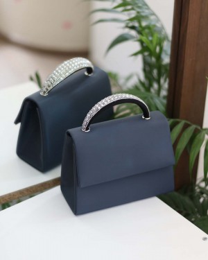 Kadın Lacivert Taş Tutma Detaylı Abiye Omuz Çantası Kadın Lacivert Taş Tutma Detaylı Abiye Omuz Çantası