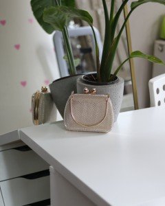 Kadın Gold Desenli Metal Tutma Kulplu Kalp Klips Abiye El Çantası