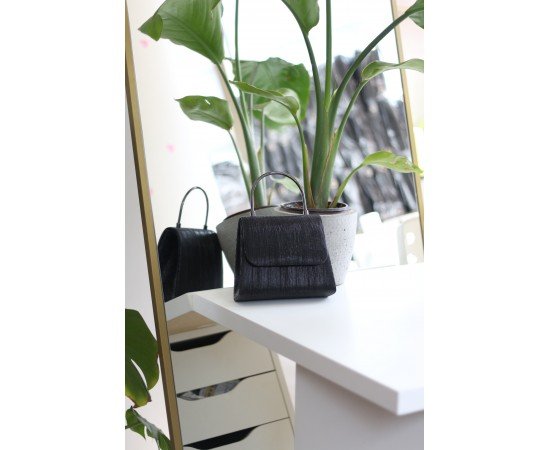 Kadın Siyah Çizgi Dokulu Metal Saplı Abiye El Omuz Çantası Kadın Siyah Çizgi Dokulu Metal Saplı Abiye El Omuz Çantası