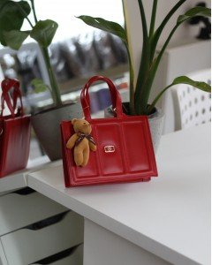 Kadın Kırmızı Çizgi Detaylı Ayıcık Maskotlu El Omuz Çantası