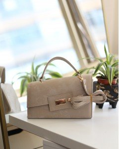 Kadın Bej Yamuk Form Gold Toka Detaylı Omuz Çantası