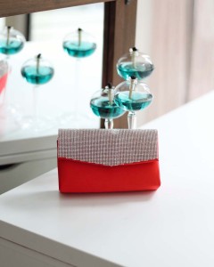 Kırmızı Taş Kapak Saten Zincirli Omuz Çantası