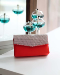 Kırmızı Taş Kapak Saten Zincirli Omuz Çantası