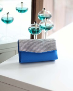 Saks Mavi Taş Kapak Saten Zincirli Omuz Çantası