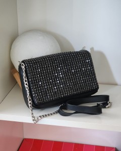 Kadın Siyah Taş İsleme Kapaklı Omuz Çantası Kadın Siyah Taş İsleme Kapaklı Omuz Çantası