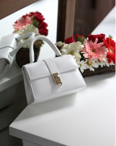 Kadın Beyaz Gold Kare Kilit Detaylı Mini El & Omuz Çantası