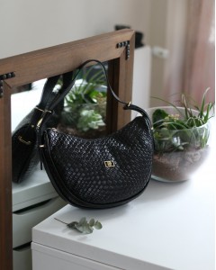 Kadın Siyah Kroko Oval Askılı Omuz Çantası