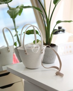 Kadın Beyaz Örme Çift Kulp Ağzı Büzgülü Askı Detaylı Omuz Çantası