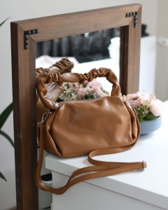 Kadın Karamel Büzgü Saplı Yumuşak Askılı Omuz Çantası Kadın Karamel Büzgü Saplı Yumuşak Askılı Omuz Çantası