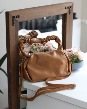 Kadın Karamel Büzgü Saplı Yumuşak Askılı Omuz Çantası Kadın Karamel Büzgü Saplı Yumuşak Askılı Omuz Çantası