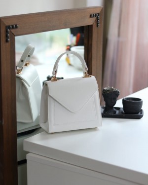 Kadın Beyaz Kapak Detaylı Askılı Omuz Çantası