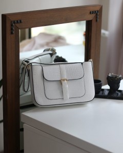 Kadın Beyaz Kroko Desenli Baget Omuz Çantası