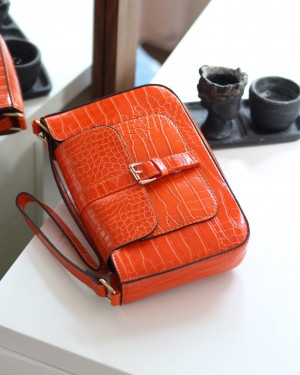 Kadın Turuncu Kroko Desenli Baget Omuz Çantası Kadın Turuncu Kroko Desenli Baget Omuz Çantası