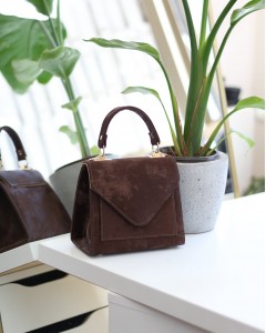  Kadın Acı Kahve Eskitme Doku Kapak Detaylı Askılı Omuz Çantası