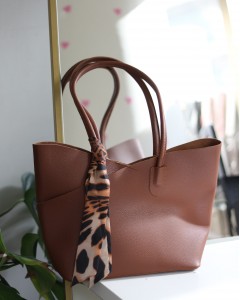 Taba Leopar Fular Detaylı Büyük Boy Omuz Çantası Taba Leopar Fular Detaylı Büyük Boy Omuz Çantası