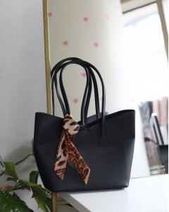 Siyah Leopar Fular Detaylı Büyük Omuz Boy Omuz Çantası